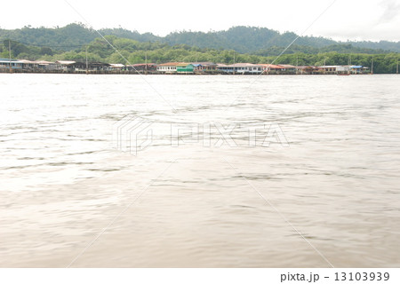 ブルネイ川･水上集落(カンポン･アイール)（バンダルスリブガワン／ブルネイ） 13103939