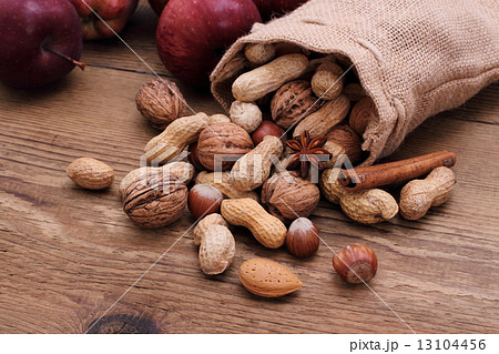 Nuts in jute sack cinnamon sticks, star anise Nuts in jute sack cinnamon sticks, star anise 13104456