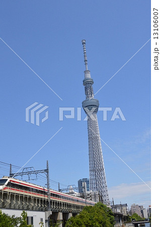 枕橋から見た「スカイツリー」と東武伊勢崎線の特急「りょうもう」（墨田区役所前／東京都墨田区） 13106007