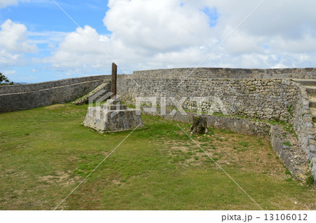 世界遺産 中城城跡の「忠魂碑」(沖縄県中頭郡北中城村・中城村) 世界遺産 中城城跡の「忠魂碑」(沖縄県中頭郡北中城村・中城村) 13106012