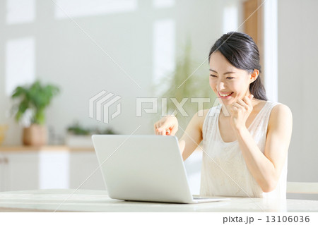 ノートパソコン・若い女性 13106036