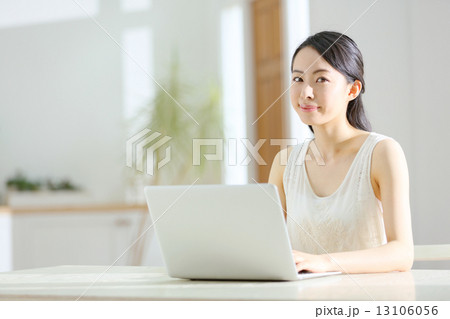 ノートパソコン・若い女性 13106056