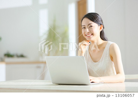 ノートパソコン・若い女性 13106057