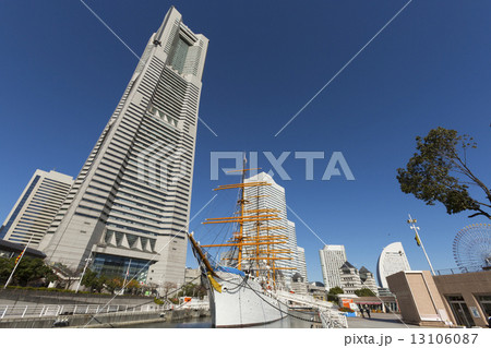 横浜ランドマークタワーと帆船日本丸 横浜ランドマークタワーと帆船日本丸 13106087