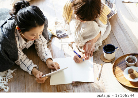 くつろぐ女性二人 13106544