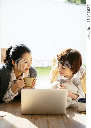 ノートパソコンを見る女性二人 13106626