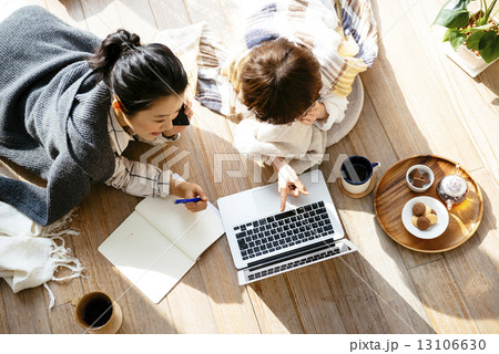 ノートパソコンを見る女性二人 13106630
