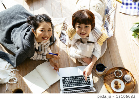 ノートパソコンを見る女性二人 13106632