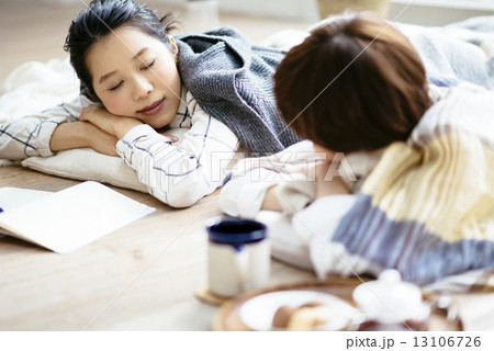 昼寝をする女性二人 昼寝をする女性二人 13106726