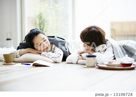 昼寝をする女性二人 13106728
