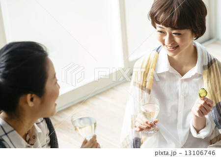 くつろぐ女性二人 13106746