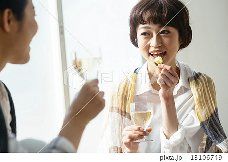 くつろぐ女性二人 13106749