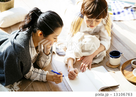 くつろぐ女性二人 13106763