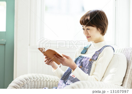 本を読む女性 本を読む女性 13107097