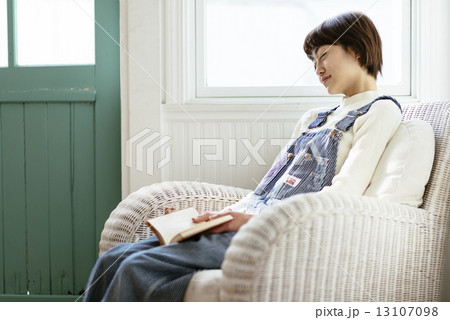 本を読む女性 本を読む女性 13107098