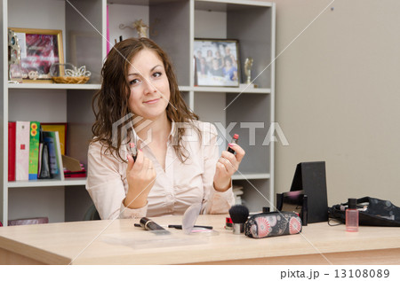 Secretary can not determine the choice of lipstick 13108089