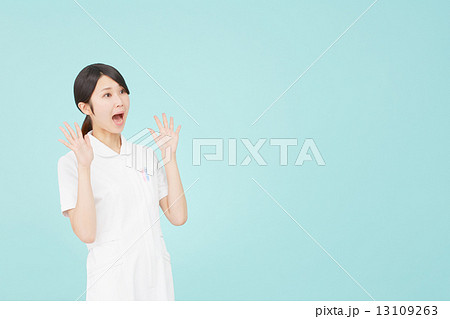 驚くナース 13109263