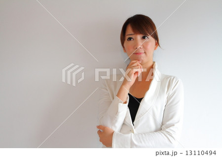 悩む女性 13110494