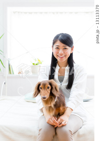 ペットと女性イメージ ペットと女性イメージ 13113370