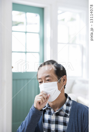 マスクをするシニア 13114078
