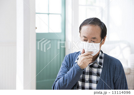 マスクをするシニア 13114096