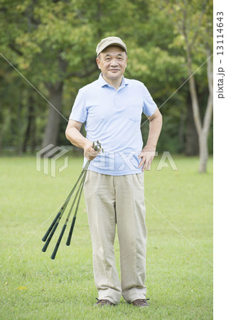 ゴルフをするシニア男性 13114643
