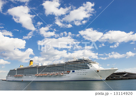 横浜初入港のコスタ・アトランチカ 13114920