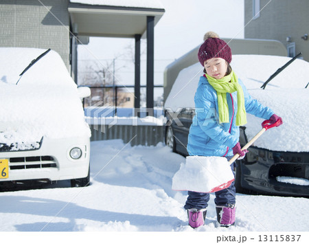 雪かきをする子ども 13115837