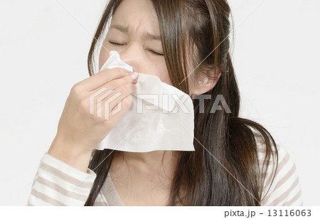 花粉症に悩む若い女性 13116063