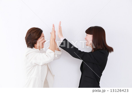 ハイタッチする女性達 13126423