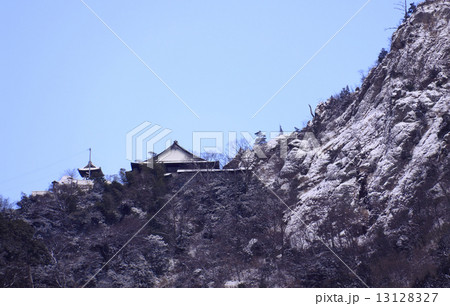 四国霊場第73番札所冬の「出釈迦寺」奥の院、雪の捨身ヶ嶽禅定（大日峠から見る） 13128327