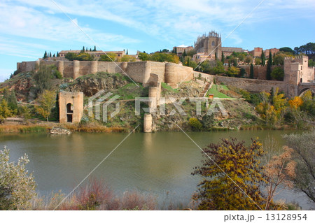 タホ川対岸から見たトレドの城壁 タホ川対岸から見たトレドの城壁 13128954