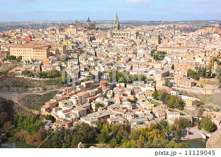 タホ川対岸の展望台から眺めたトレド市街 タホ川対岸の展望台から眺めたトレド市街 13129045