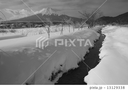 富士山の冬景色 13129338