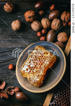 Honeycomb and nuts Honeycomb and nuts 13130058
