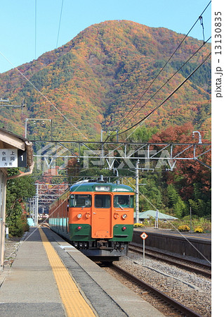 上牧駅を出発する上越線115系電車 13130835