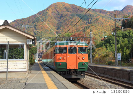 上牧駅を出発する上越線115系電車 13130836