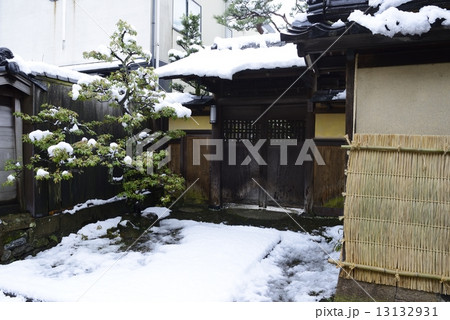 雪の武家屋敷跡 13132931
