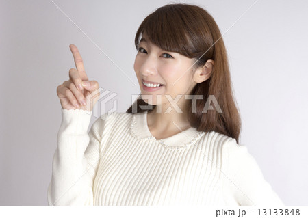 上を指差す女性 上を指差す女性 13133848