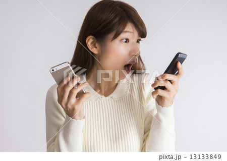 スマホに振り回されハッとする女性 スマホに振り回されハッとする女性 13133849