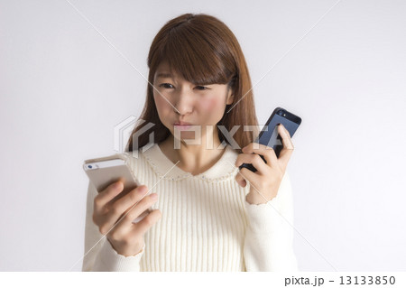 スマホに振り回される女性 スマホに振り回される女性 13133850