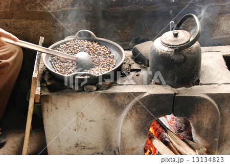 鍋で煎られるコピルアク(バリ島のコーヒー)の豆(バリ島/インドネシア) 鍋で煎られるコピルアク(バリ島のコーヒー)の豆(バリ島/インドネシア) 13134823