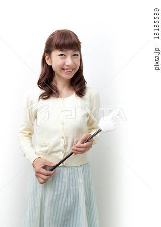 指さし棒を持っている女性 13135539