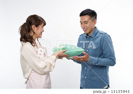 プレゼントを渡すカップル 13135943