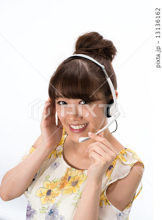 インカムで会話をする女性 インカムで会話をする女性 13136162