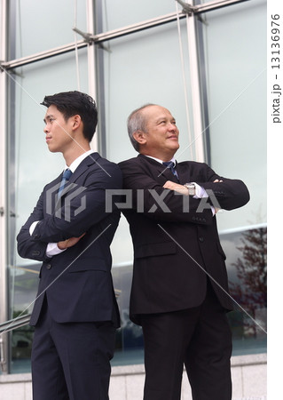 2人のアジア人ビジネスマン 13136976