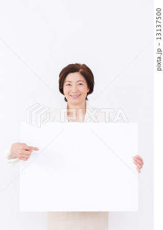 ボードを持つミドル女性 ボードを持つミドル女性 13137500