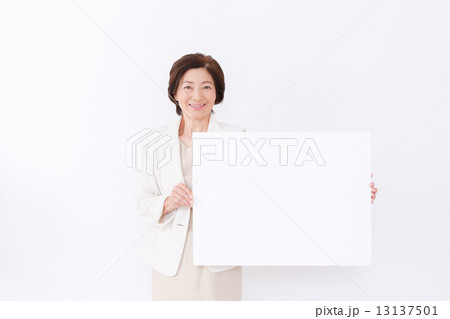 ボードを持つミドル女性 ボードを持つミドル女性 13137501