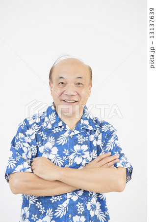 アロハシャツを着たシニア男性 13137639