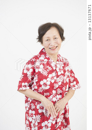 アロハシャツを着たシニア女性の写真素材